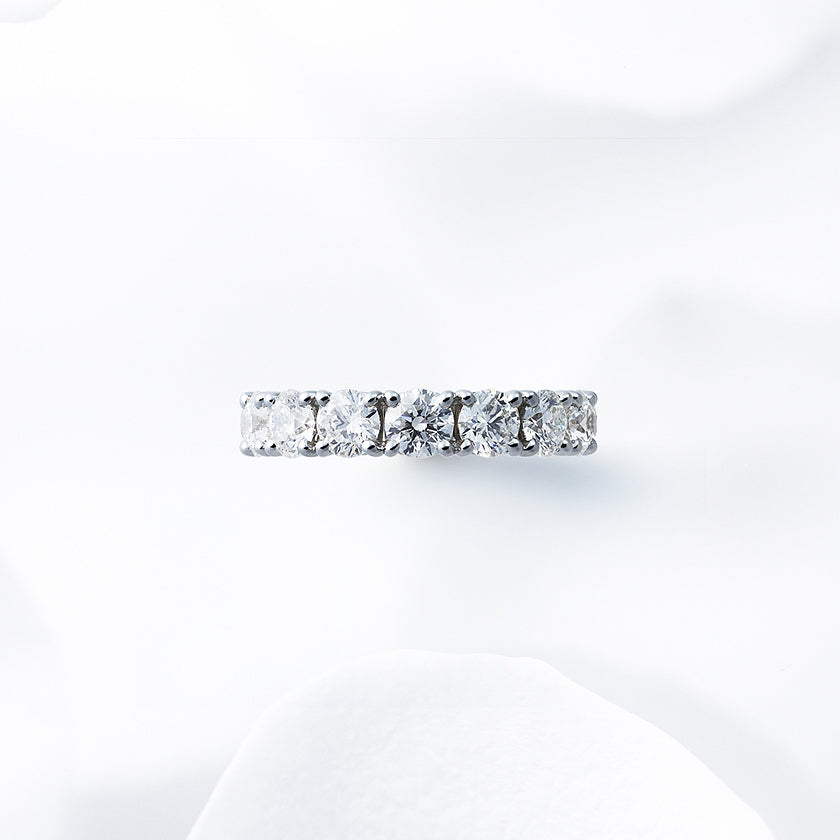 Diamond carat weight varies depending on order details.