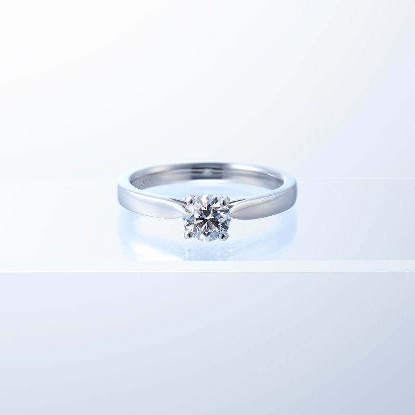 Shown with a 0.54 ct sample diamond.
