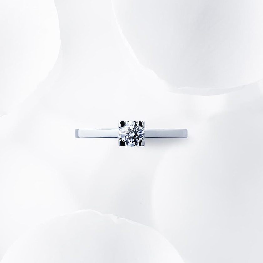 Shown with a 0.33 ct sample diamond.