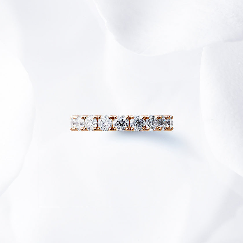 Diamond carat weight varies depending on order details.
