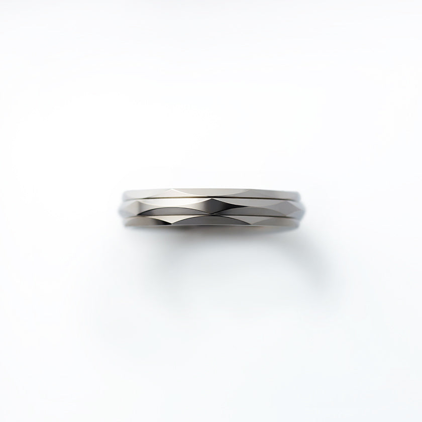This ring has a central band that rotates.